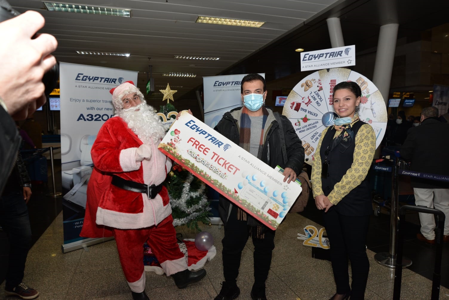 مصر للطيران تحتفل باعياد الكريسماس مع عملائها