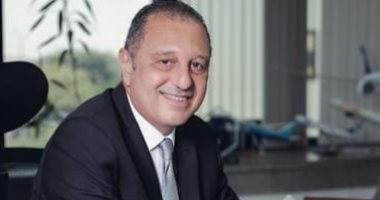 الطيار عمرو أبوالعينين رئيس الشركة القابضة لمصر للطيران