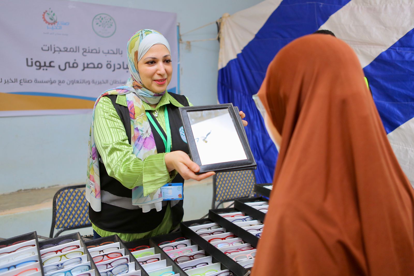 «ميرفت سلطان» و«صناع الخير» تطلقان قافلتين للكشف على أمراض العيون بالفيوم