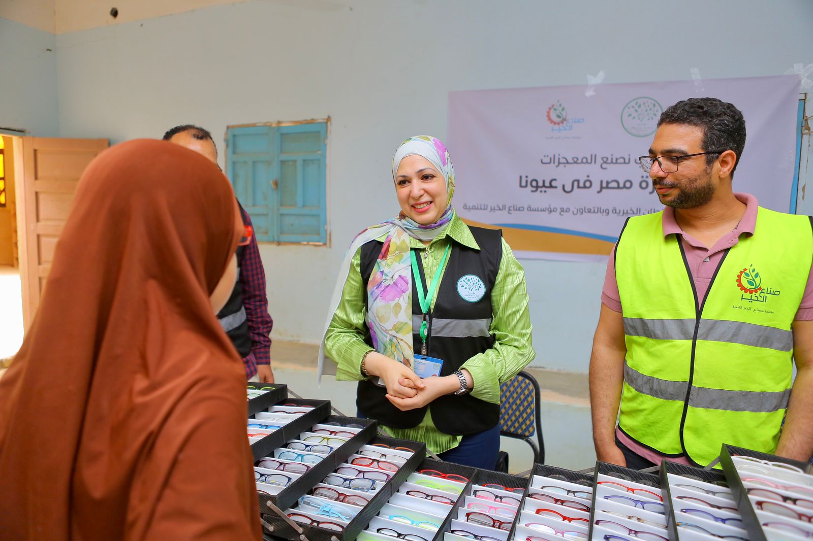 «ميرفت سلطان» و«صناع الخير» تطلقان قافلتين للكشف على أمراض العيون بالفيوم