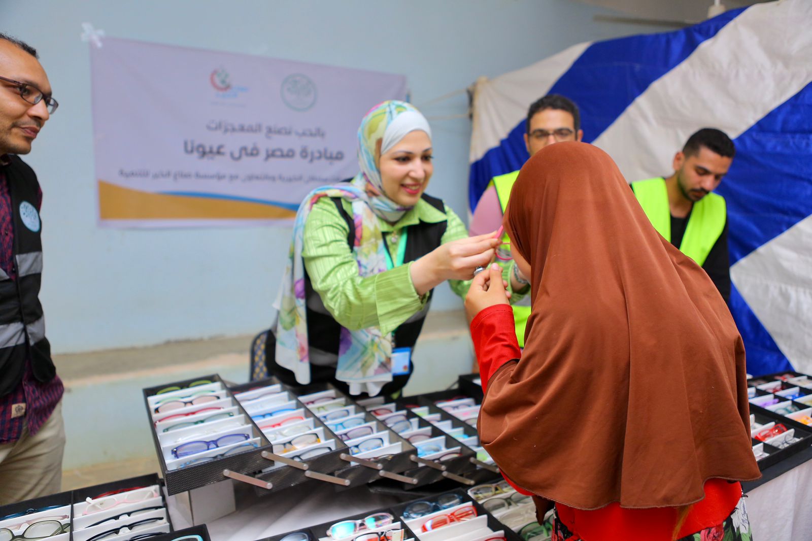 «ميرفت سلطان» و«صناع الخير» تطلقان قافلتين للكشف على أمراض العيون بالفيوم