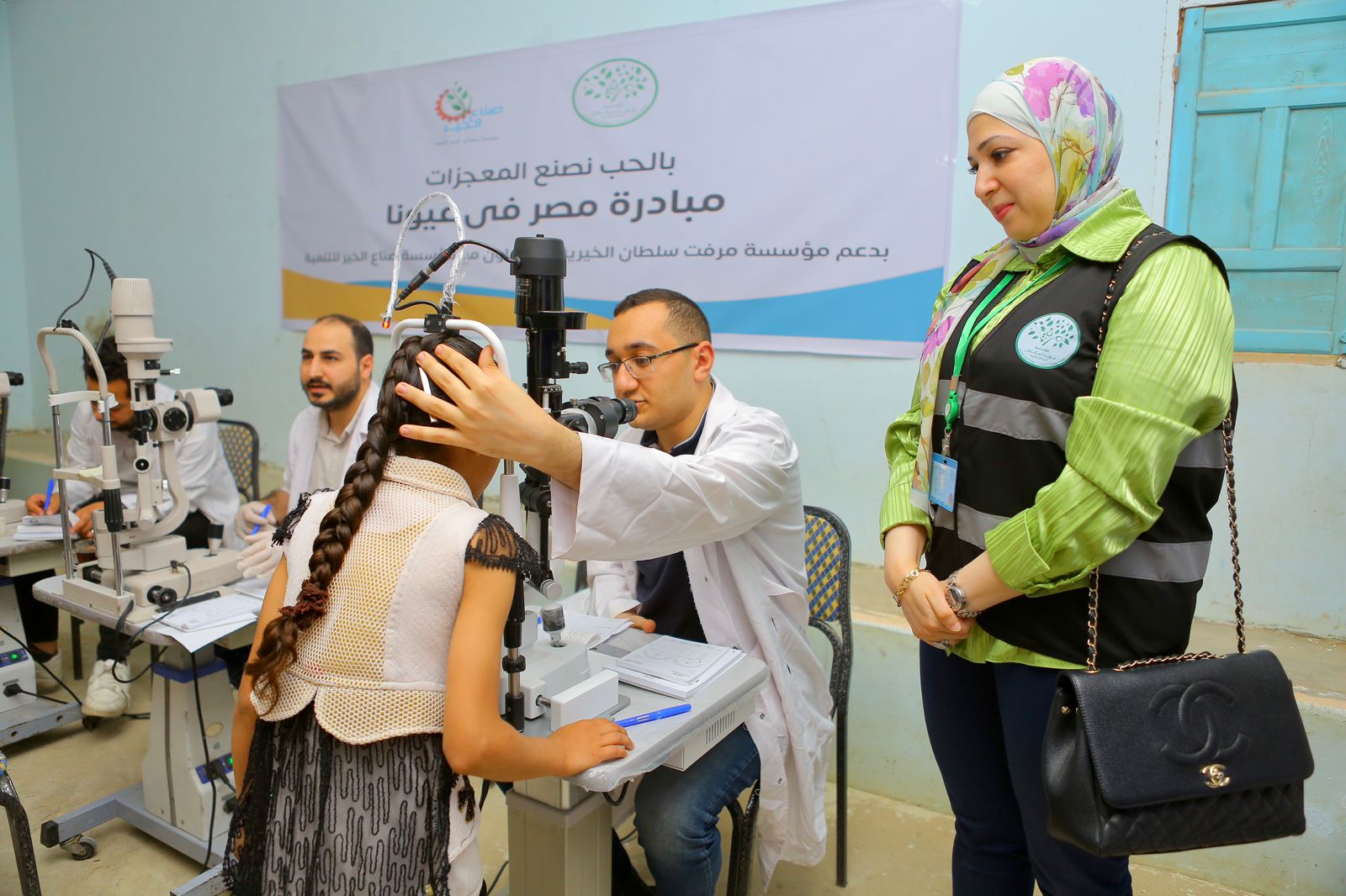 «ميرفت سلطان» و«صناع الخير» تطلقان قافلتين للكشف على أمراض العيون بالفيوم