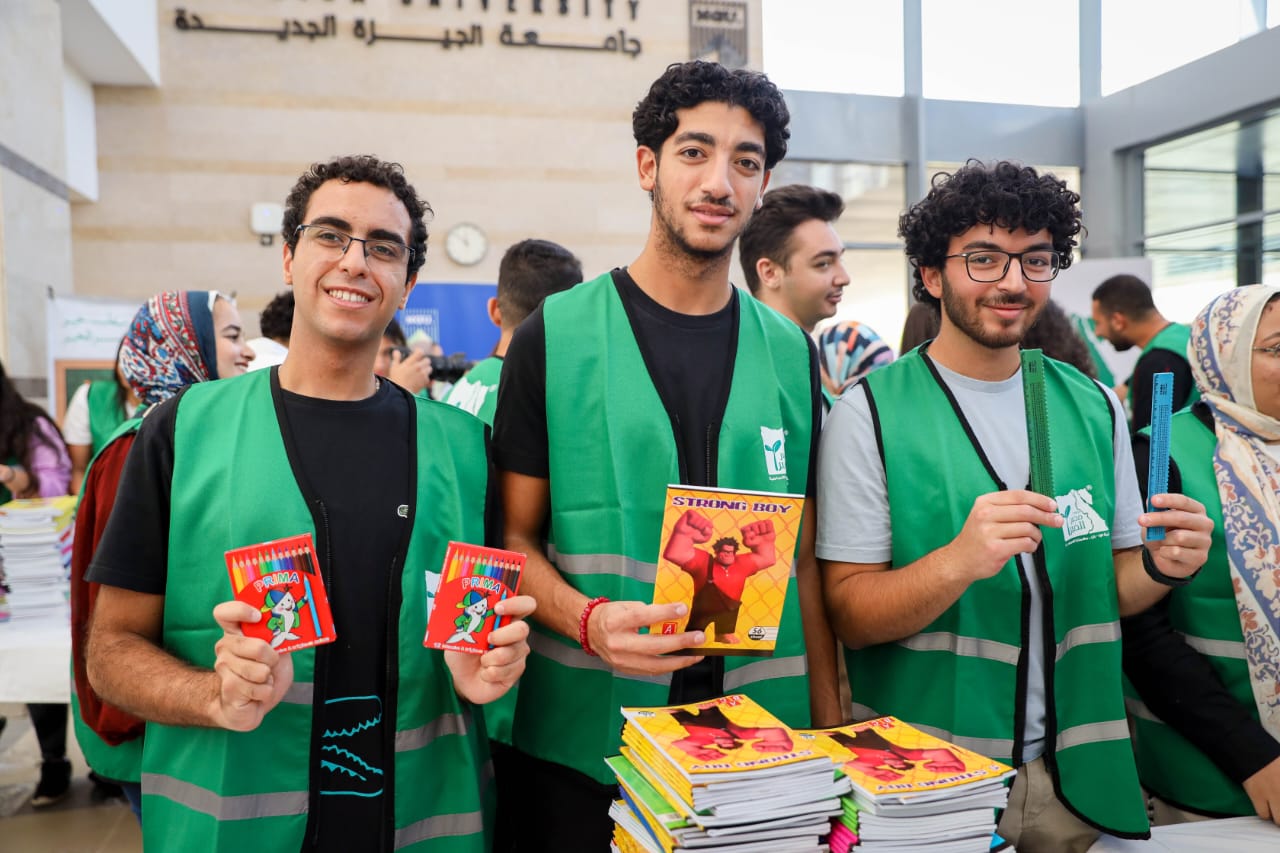 بالصور .. شباب الجامعات يشاركون «مصر الخير» في تعبئة الشنط المدرسية