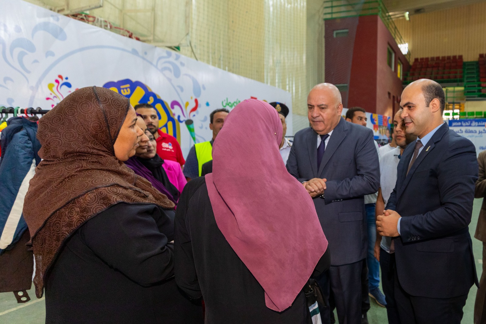 «دكان الفرحة» يوزع 20 ألف قطعة ملابس على الأسر الأولى بالرعاية في قنا