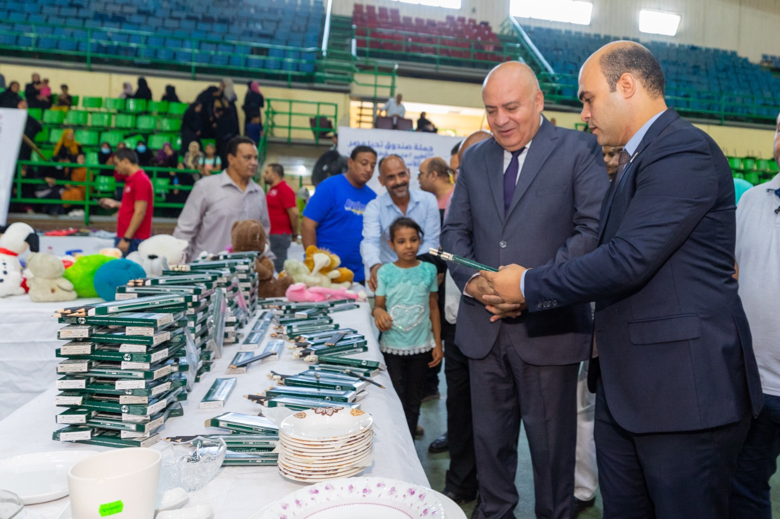 «دكان الفرحة» يوزع 20 ألف قطعة ملابس على الأسر الأولى بالرعاية في قنا