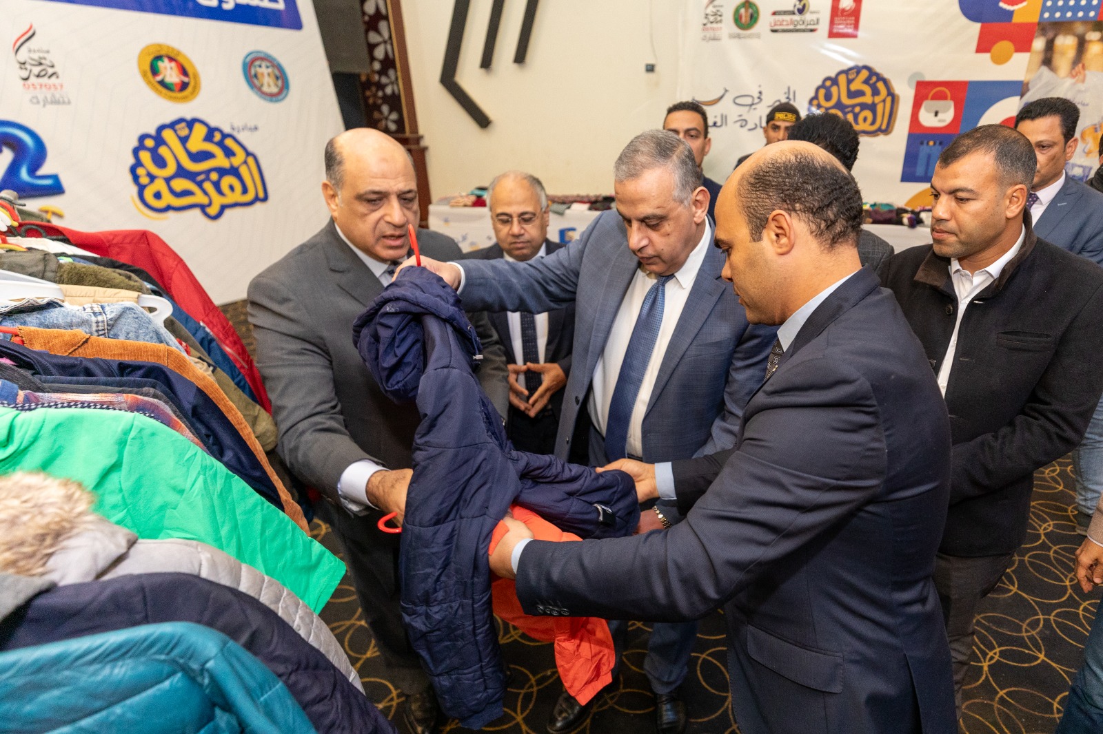 بالصور.. صندوق تحيا مصر يوفر 60 ألف قطعة ملابس للأسر الأولى بالرعاية في سوهاج