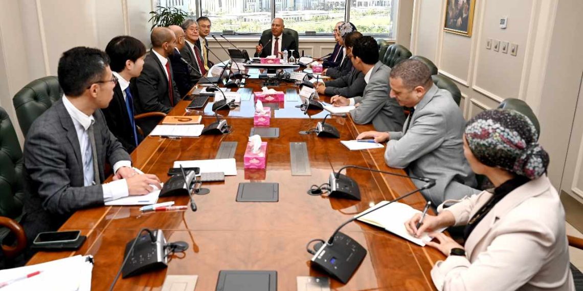 «الصناعة» تستعرض الخطط المستقبلية لـ«يازاكي للأنظمة الكهربائية»