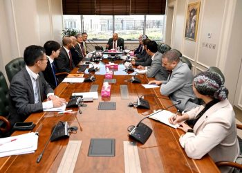 «الصناعة» تستعرض الخطط المستقبلية لـ«يازاكي للأنظمة الكهربائية»