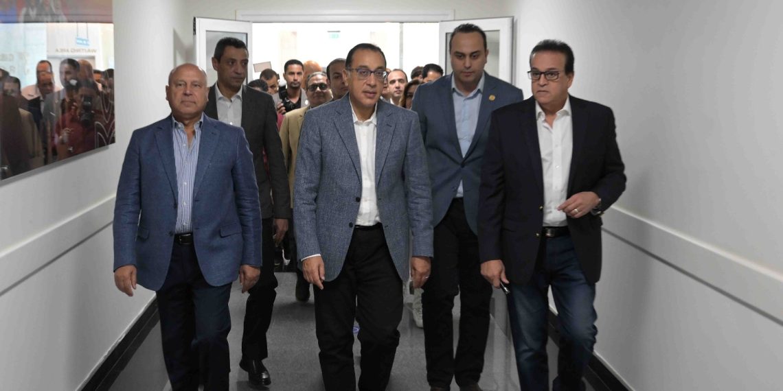 رئيس الوزراء يتفقد مصنع «يونيفرسال للأثاث» بالسويس