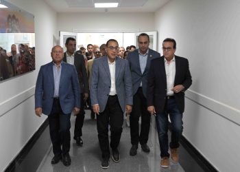 رئيس الوزراء يتفقد مصنع «يونيفرسال للأثاث» بالسويس