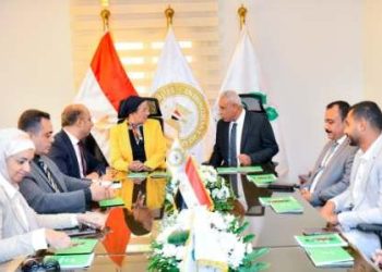 وزيرة البيئة تتفقد مصنعًا للورق والكرتون بـ 6 أكتوبر