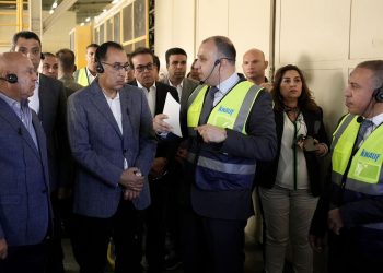 رئيس الوزراء يتفقد مصنع شركة «كناوف» الألمانية للألواح الجبسية