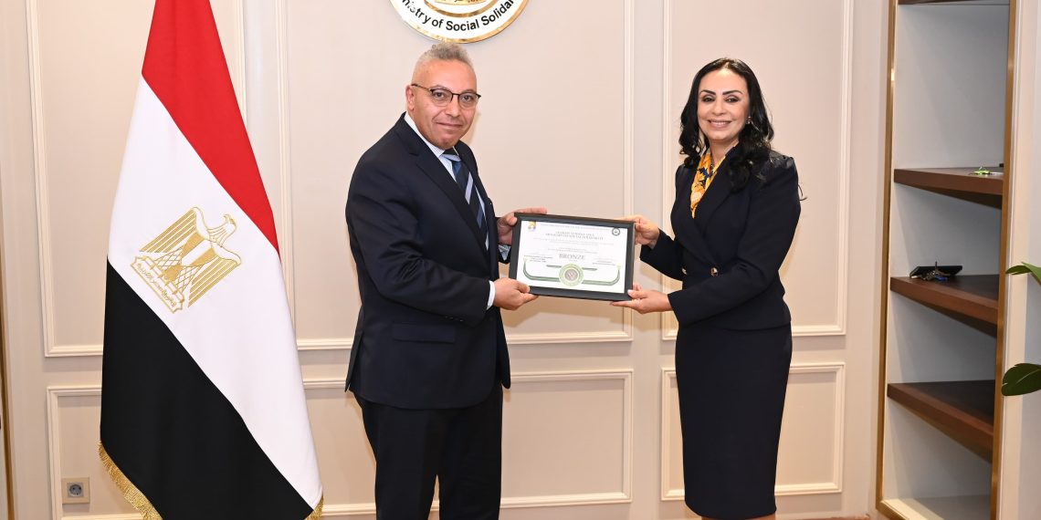 وزيرة التضامن تتسلم شهادة الهرم الأخضر لإنشاء أول حضانة صديقة للبيئة