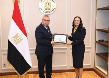 وزيرة التضامن تتسلم شهادة الهرم الأخضر لإنشاء أول حضانة صديقة للبيئة