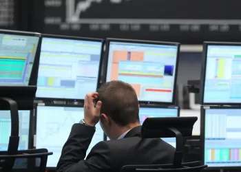 أسهم أوروبا تحقق مكاسب أسبوعية مع ترقب أرباح الشركات وإجراءات تحفيز صينية