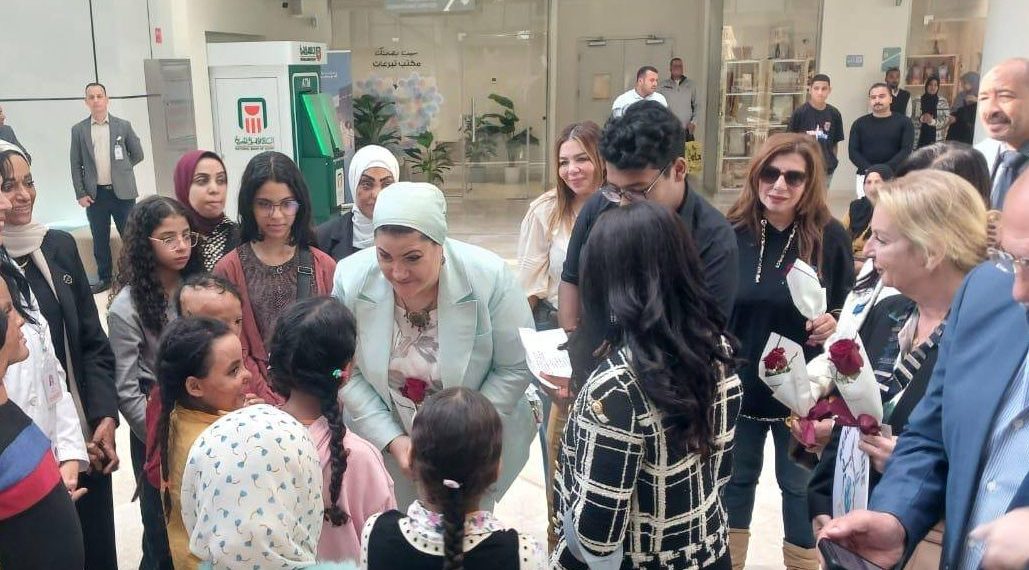 رئيسة المجلس القومي للطفولة والأمومة تزور الأطفال بمستشفى حروق أهل مصر