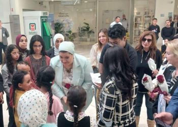 رئيسة المجلس القومي للطفولة والأمومة تزور الأطفال بمستشفى حروق أهل مصر