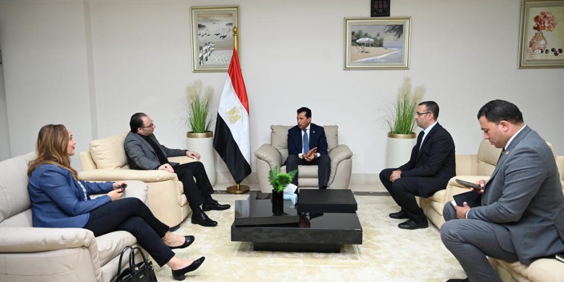 وفد مجموعة «أيمن حامد سليمان» يلتقي وزير الشباب والرياضة   