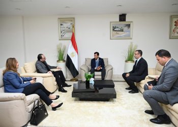 وفد مجموعة «أيمن حامد سليمان» يلتقي وزير الشباب والرياضة   