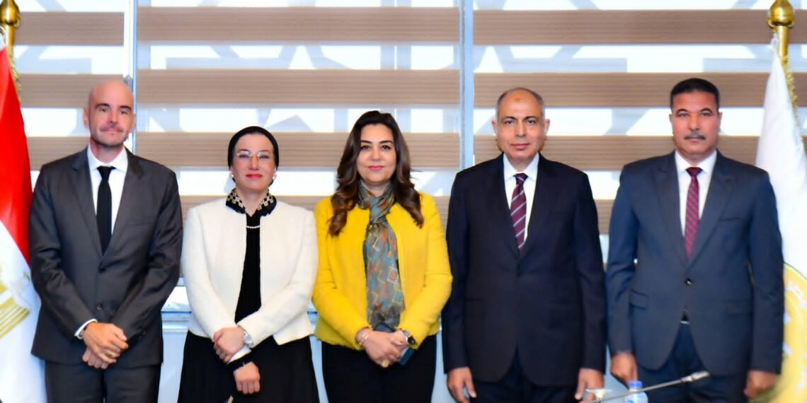 توقيع عقد إدارة وتشغيل مصنع تدوير ومعالجة المخلفات بتونا الجبل فى المنيا