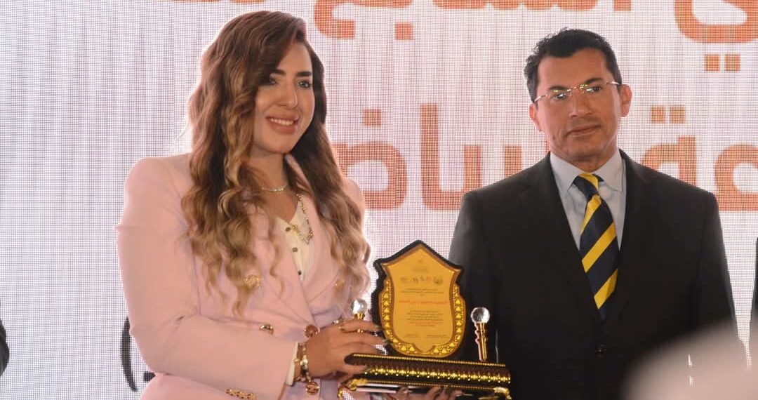 تكريم الإعلامية منى العمدة ضمن فعاليات الملتقى الدولي للاستثمار والصناعة الرياضية 