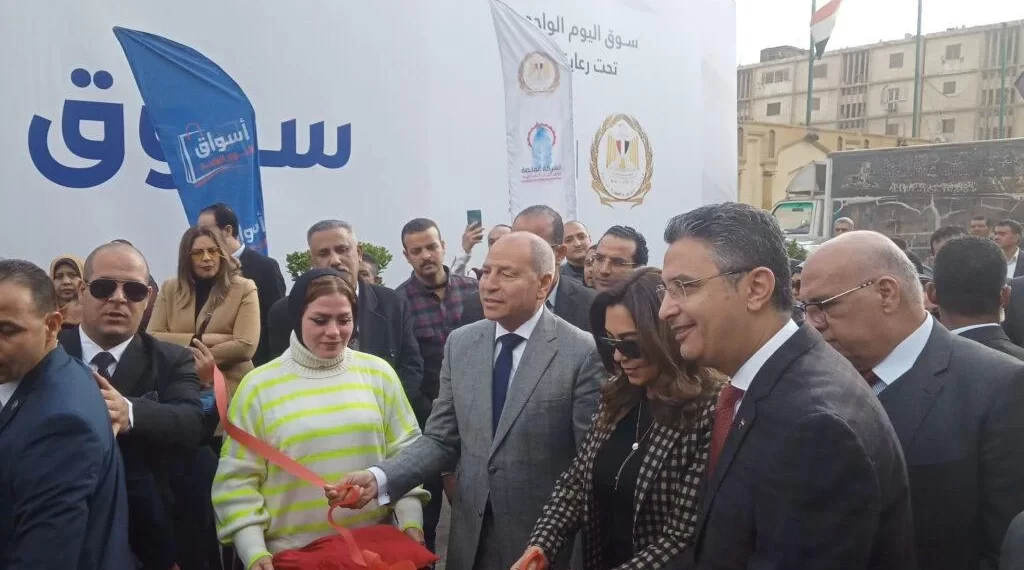 وزيرا التموين والتنمية المحلية ومحافظ القاهرة يفتتحون سوق اليوم الواحد بالجمالية