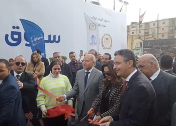 وزيرا التموين والتنمية المحلية ومحافظ القاهرة يفتتحون سوق اليوم الواحد بالجمالية