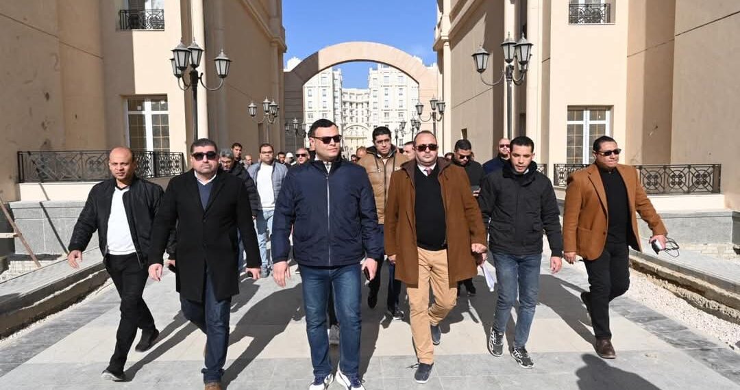 وزير الإسكان يتفقد سير العمل بالحى السكنى الخامس بالعاصمة الإدارية