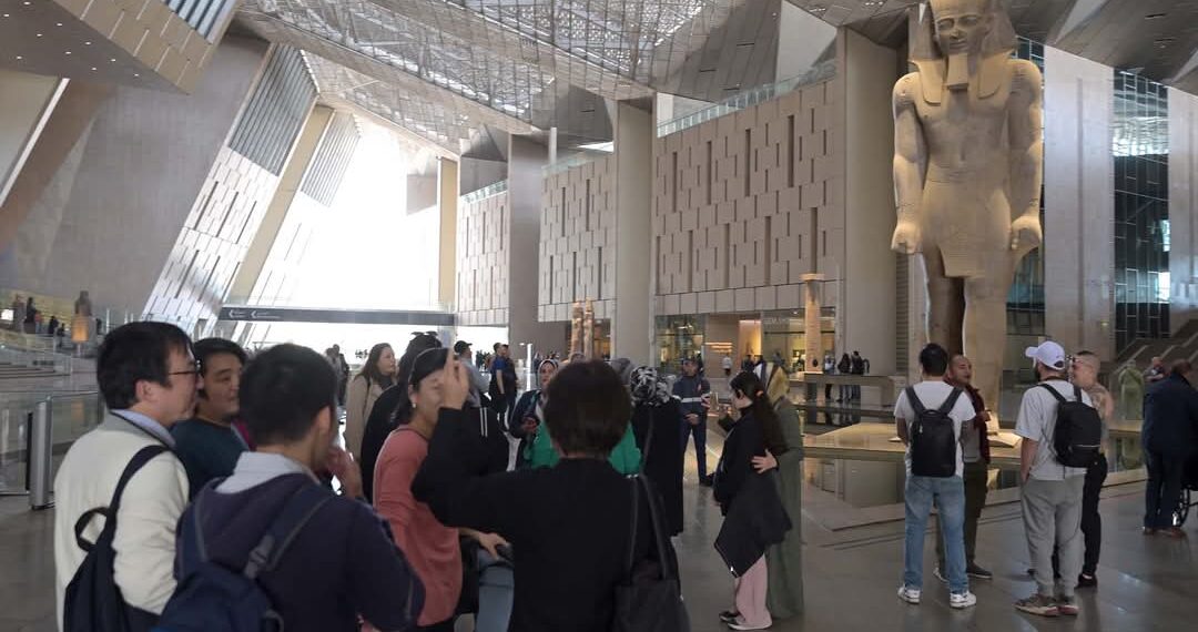 رئيس الوزراء يتفقد اللمسات النهائية لمشروع المتحف المصري الكبير والمنطقة المحيطة