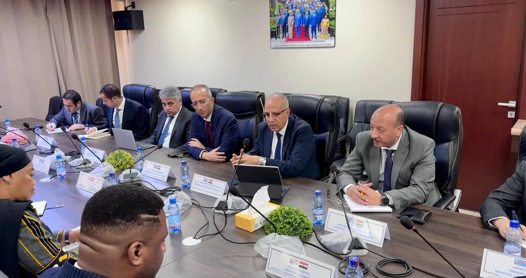 وزير الري يصل الكونغو ويلتقى وزيرة البيئة والتنمية المستدامة الكونغولية