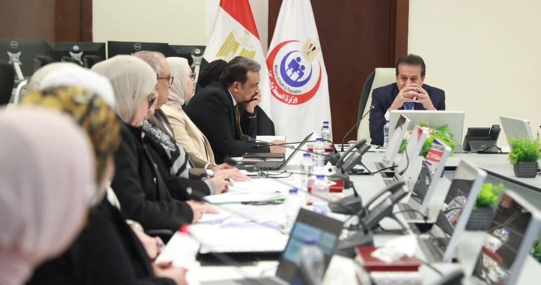 وزير الصحة والسكان يبحث معدلات التنفيذ بمشروع تطوير أنظمة الرعاية الصحية