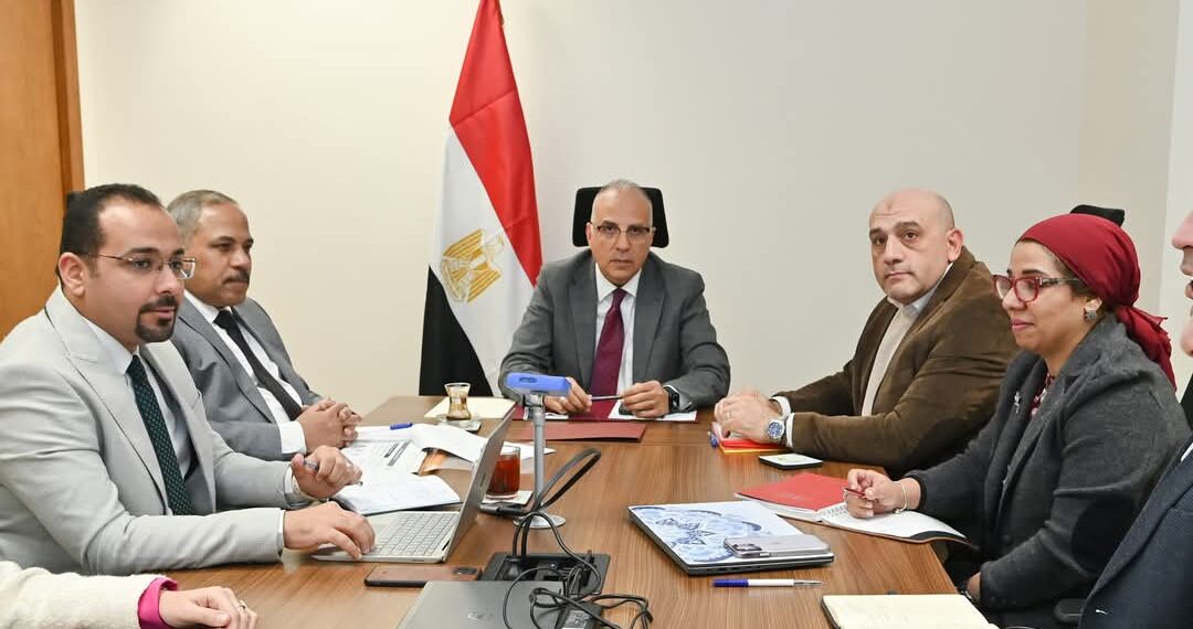 وزير الري يناقش مقترحات تشكيل وحدة لإدارة ومتابعة المشروعات الممولة بالوزارة