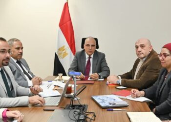وزير الري يناقش مقترحات تشكيل وحدة لإدارة ومتابعة المشروعات الممولة بالوزارة