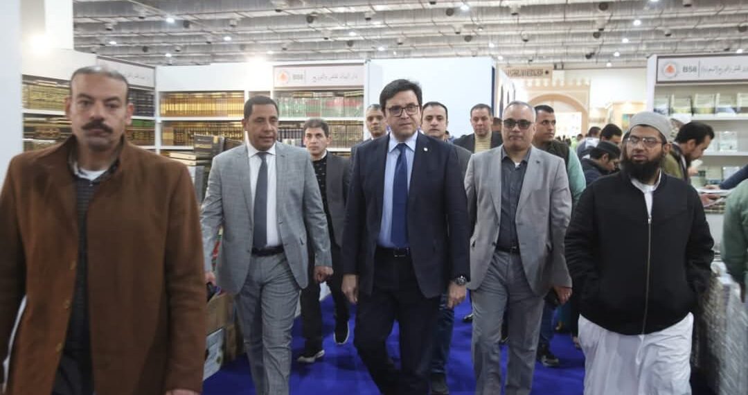 وزير الثقافة يتفقد أروقة معرض القاهرة الدولي للكتاب 56