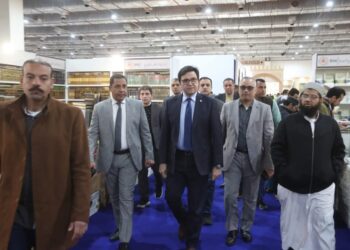 وزير الثقافة يتفقد أروقة معرض القاهرة الدولي للكتاب 56