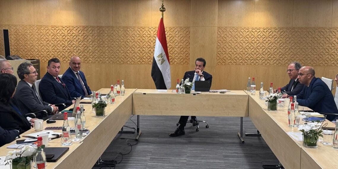 عبدالغفار: الدولة تولي أهتمامًا كبيرًا لتوطين صناعة الأدوية والأجهزة الطبية