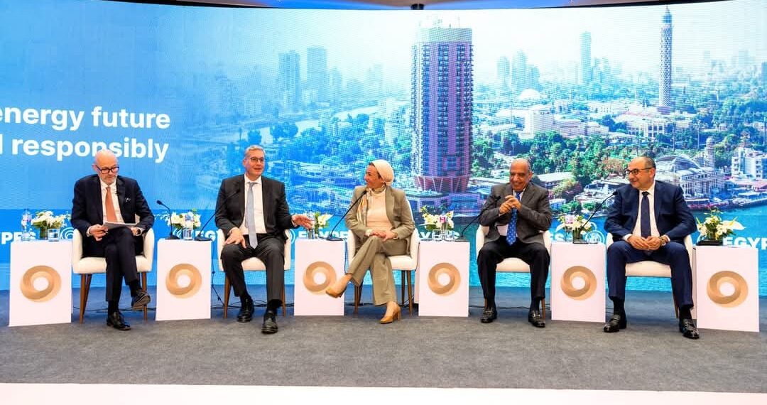 جلسة حوارية لوزراء البترول والكهرباء والبيئة والأعمال العام عن مستقبل الطاقة