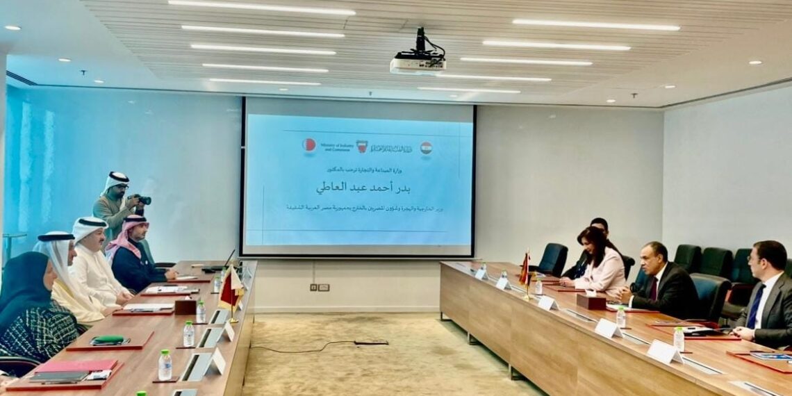 وزير الخارجية والهجرة يلتقي بوزير الصناعة والتجارة البحريني في المنامة