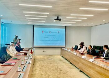 وزير الخارجية والهجرة يلتقي بوزير الصناعة والتجارة البحريني في المنامة