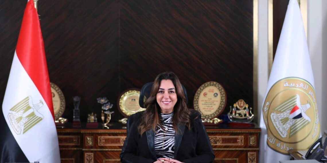 وزيرة التنمية المحلية تستعرض تقريراً حول جهود وحدة السكان المركزية بالوزارة