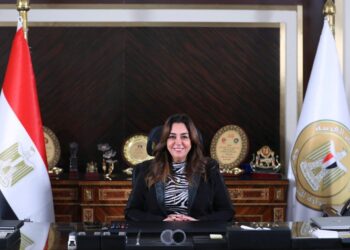 وزيرة التنمية المحلية تستعرض تقريراً حول جهود وحدة السكان المركزية بالوزارة