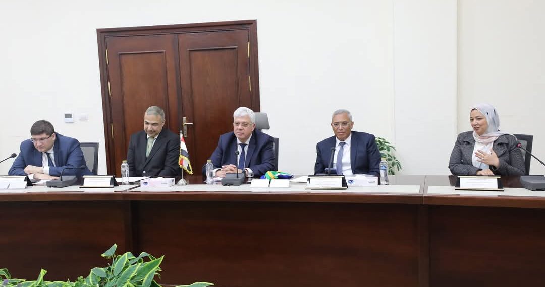 وزير التعليم العالي يبحث التعاون مع نظيره الجنوب إفريقي