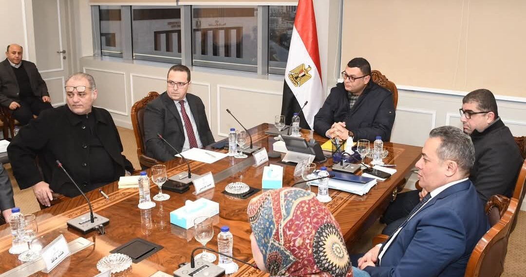 وزير الإسكان يستعرض المخطط الاستراتيجي لمدينة السويس الجديدة