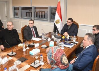 وزير الإسكان يستعرض المخطط الاستراتيجي لمدينة السويس الجديدة