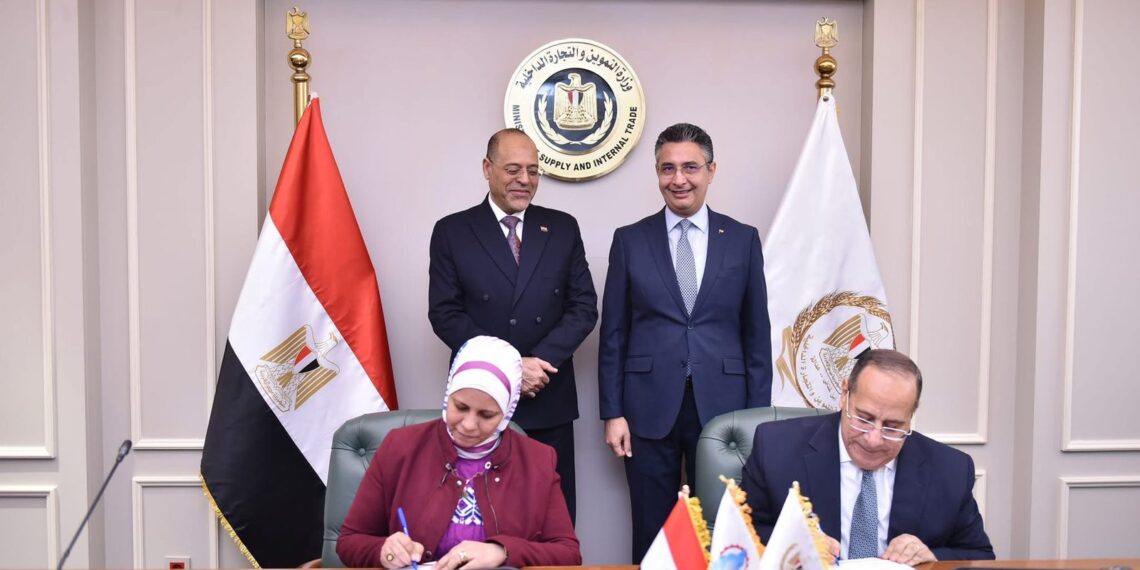 وزيرا التموين والعمل يوقعان بروتوكول لدعم العمالة غير المنتظمة