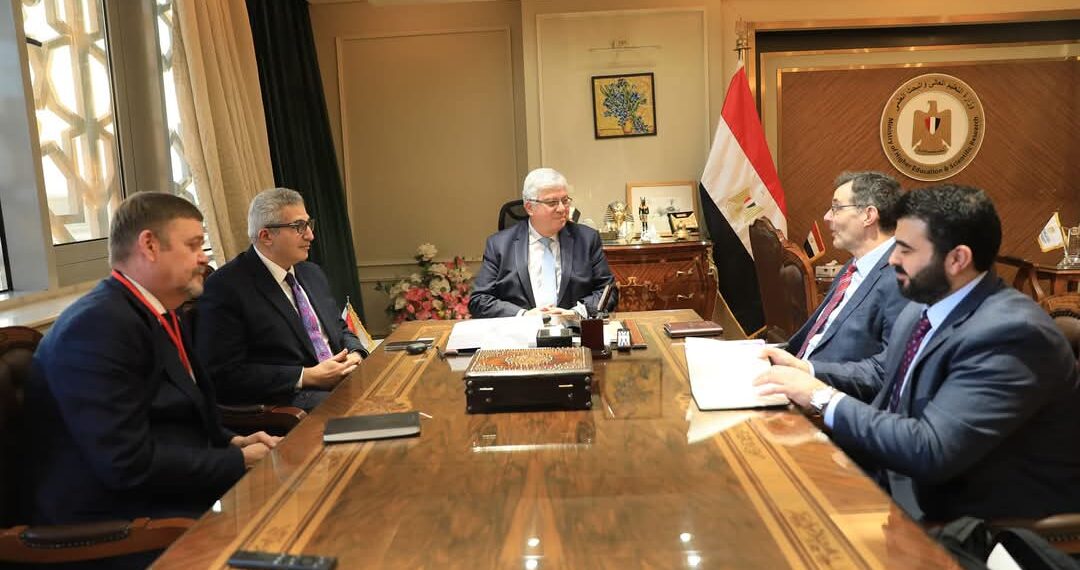 وزير التعليم العالي يبحث آليات تعزيز التعاون مع وفد جامعة إيست إنجليا البريطانية