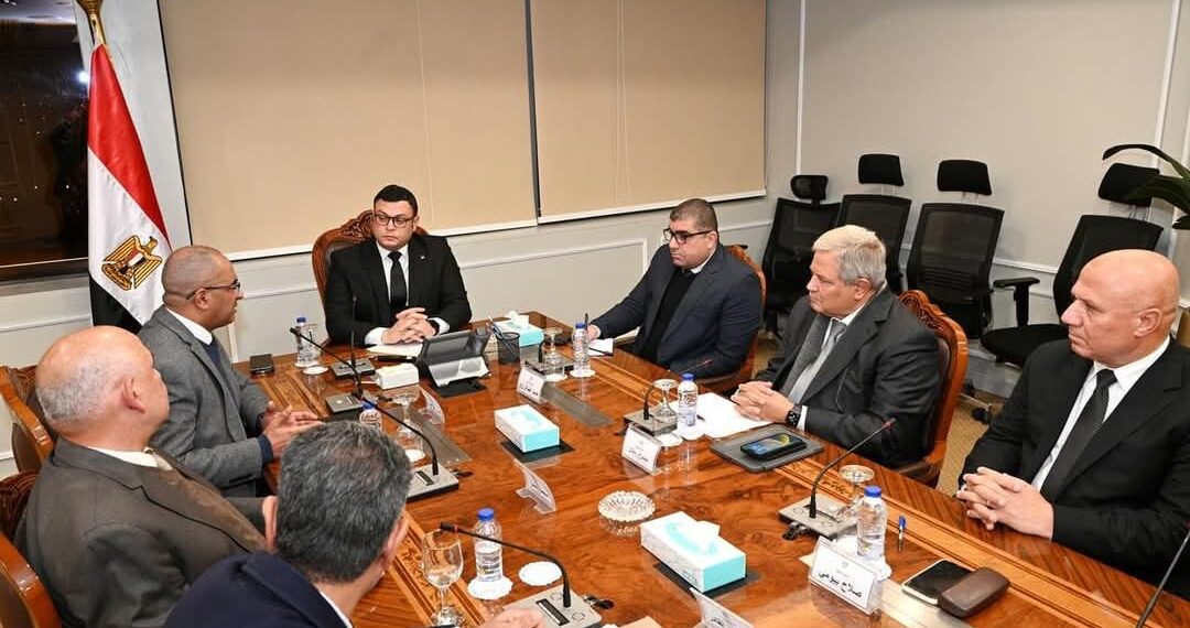 وزير الإسكان يتابع سير العمل في محطة التنقية الشرقية لمعالجة الصرف الصحي