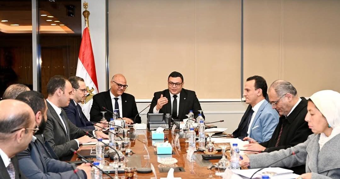 وزير الإسكان ومحافظ القليوبية يستعرضان عددا من ملفات العمل المشتركة