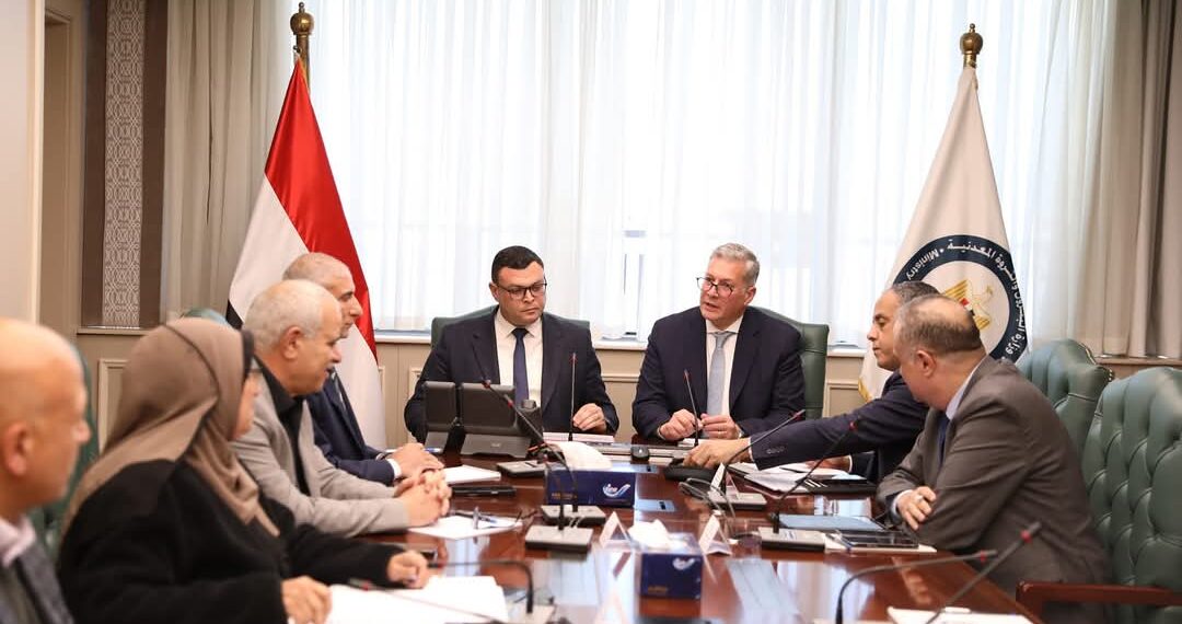 وزيرا البترول والإسكان يبحثان سبل تعزيز التعاون بين الهيئات التابعة