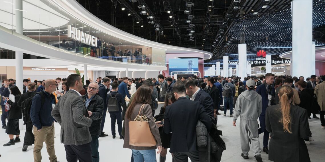 هواوي تُقدّم أول هاتف تجاري قابل للطي الثلاثي في العالم خلال MWC 2025